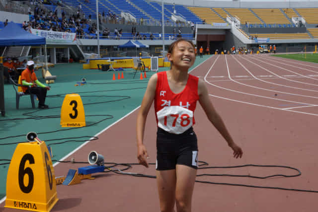 전지유(거제외간초6)가 여초 100m 결승에서 금메달을 딴 후 활짝 웃고 있다.