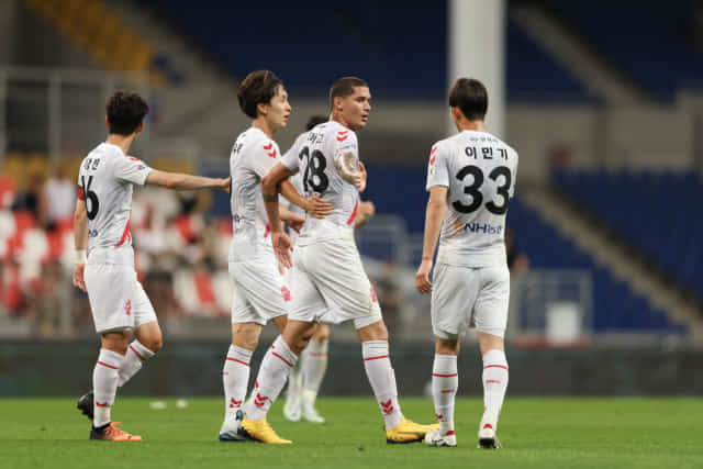 경남FC 티아고가 지난 19일 열린 부산아이파크와의 경기에서 골을 넣은 후 동료들과 하이파이브를 하고 있다./한국프로축구연맹/