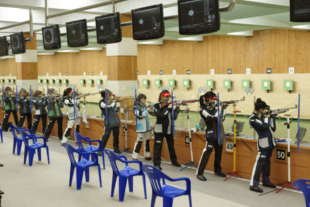 21일 창원국제사격장에서 펼쳐진 ‘10m 공기소총 여자 일반부’에서 참가 선수들이 경기를 펼치고 있다.