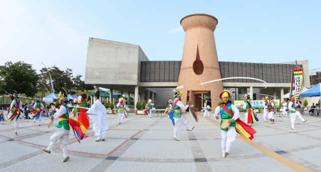 지난 11일 함안박물관 앞에서 열린 ‘함안 생생마실- 함안생생축제’에서 농악팀이 공연을 하고 있다./김인호 사진작가/