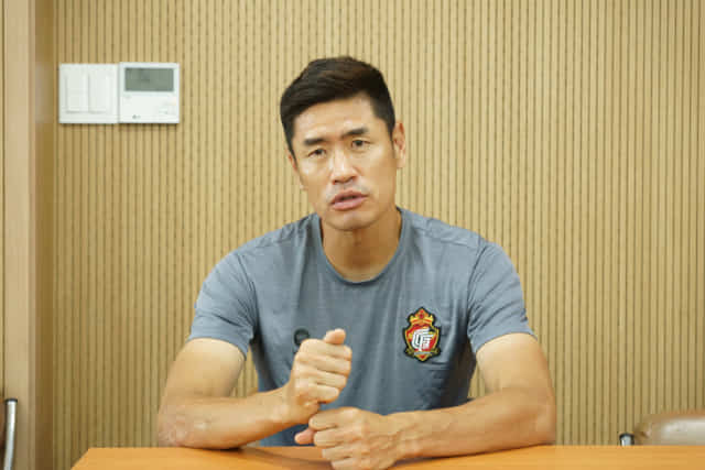 설기현 경남FC 감독이 지난달 30일 함안클럽하우스 회의실에서 기자의 질문에 답변하고 있다.