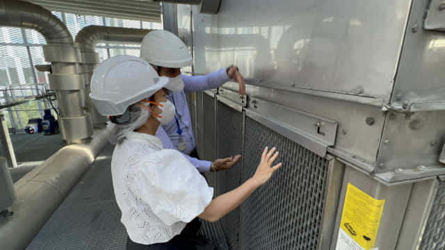 이슬기 기자가 생 드니 지역 증발식 냉각 설비에서 Engie사 자말 투아티씨와 냉기를 직접 감지하고 있다.