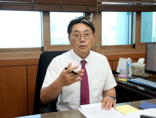 홍태용 김해시장이 집무실에서 민선 8기 주요 시책에 대해 설명하고 있다.