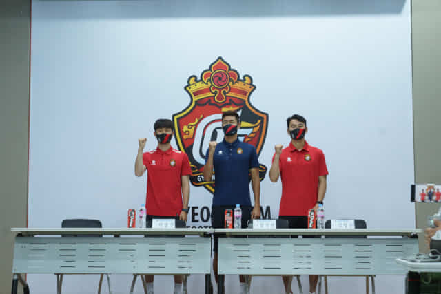 경남FC 이광진(왼쪽부터), 설기현 감독, 김명준이 14일 미디어데이 행사에서 파이팅을 외치고 있다.