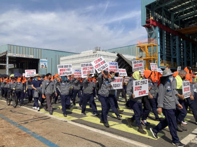 20일 대우조선해양 직원과 협력사협의회 대표 등이 하청노동자 파업 철회를 요구하며 행진하고 있다.