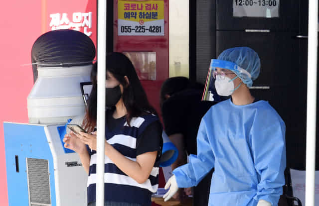 창원시보건소 선별진료소에서 한 의료진이 코로나19 검사를 받으러 온 시민을 안내하고 있다./경남신문 자료사진/