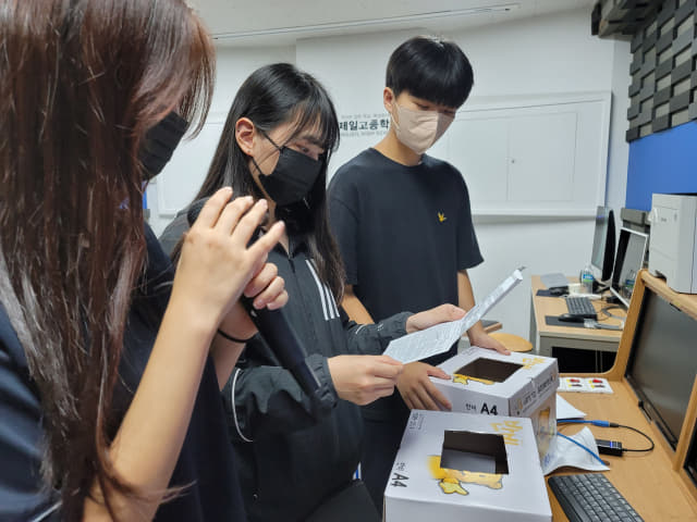 진영제일고 학생들이 일본군 ‘위안부’ 교육주간 행사로 열린 가로세로 낱말 퍼즐 대회의 결과를 발표하고 있다./진영제일고/