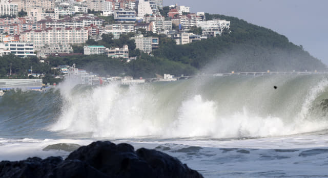 제11호 태풍 힌남노가 북상 중인 4일 부산 해운대해수욕장에 높은 파도가 일고 있다. 연합뉴스