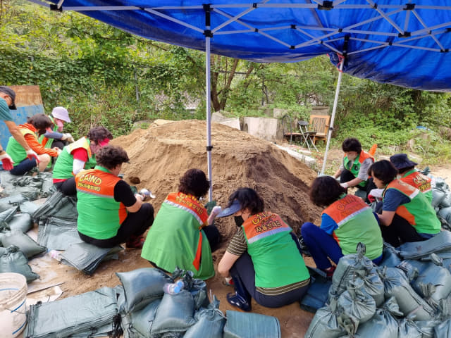 창원 마산회원구 지역자율방재단원들이 태풍 '난마돌'에 대비해 지난 15일 모래주머니를 제작하고 있다./창원시/
