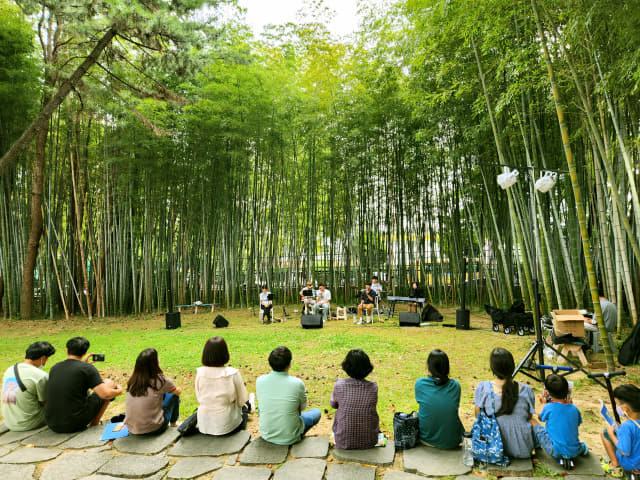 도지사 관사 개방이후 첫 주말인 15일 경남도민의 집에서 열린 청년들의 버스킹 공연에서 관람객들이 대나무 숲을 배경으로 열린 공연을 감상하고 있다.