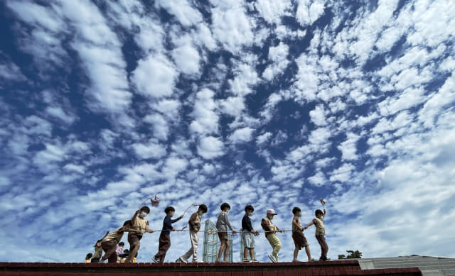 22일 창원시 성산구 용지문화공원을 찾은 유치원생들이 푸른 하늘 아래서 기차놀이를 하고 있다./김승권 기자/