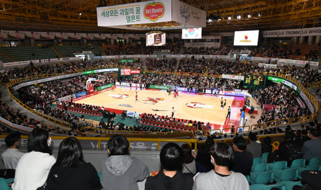 16일 오후 창원체육관에서 프로농구 창원 LG와 서울 삼성의 홈 개막 경기가 열리고 있다./성승건 기자/