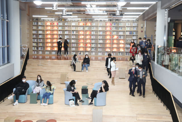 지난달 28일 창원도서관 복합문화공간 ‘책담’ 개관식에서 참석자들이 도서관 공간을 둘러보고 있다./창원도서관/