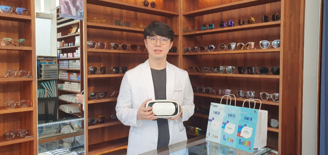 김동혁 ㈜아이씨유코퍼레이션 대표이사가 자체 개발한 사시 치료용 VR기기에 대해 설명하고 있다.