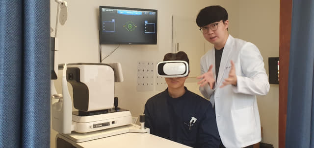 김동혁 ㈜아이씨유코퍼레이션 대표이사가 자체 개발한 사시 치료용 VR기기에 대해 설명하고 있다.