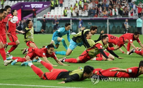 (알라이얀=연합뉴스) 임헌정 기자 = 3일 오전(한국시간) 카타르 알라이얀의 에듀케이션 시티 스타디움에서 열린 2022 카타르 월드컵 조별리그 H조 3차전 대한민국과 포르투갈 경기. 포르투갈을 2-1로 이기며 16강 진출에 성공한 한국 선수들이 세리머니를 하고 있다. 2022.12.3 kane@yna.co.kr