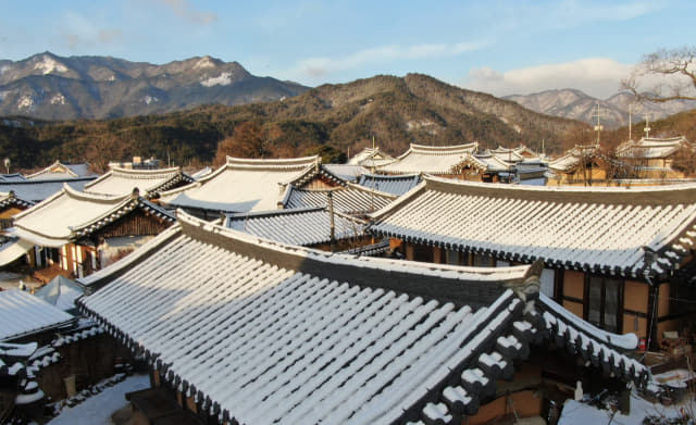 14일 거창군 위천면 황산고가마을 지붕에 2년 만에 내린 눈이 쌓여 있다./거창군/