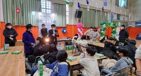 지난 14일 의령중학교에서 '의령중 IT 페스티벌' 행사가 열린 가운데 학생들이 다양한 체험활동을 하고 있다./의령중학교/