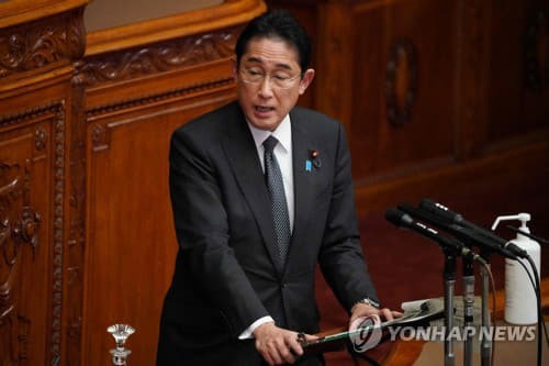 (도쿄 AFP=연합뉴스) 기시다 후미오 일본 총리가 27일 국회에서 의원 질의에 답변하고 있다.