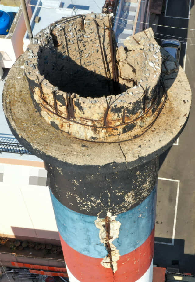 창원시 마산회원구 한 목욕탕 굴뚝 꼭대기 부분이 콘크리트 일부가 떨어져 형태가 무너져 있다./경남신문DB/