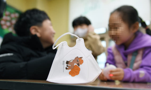 일부 시설을 제외한 실내 마스크 착용 의무가 해제된 30일 창원시 성산구 상남초등학교에서 어린이들이 마스크를 벗고 이야기를 하고 있다./김승권 기자/