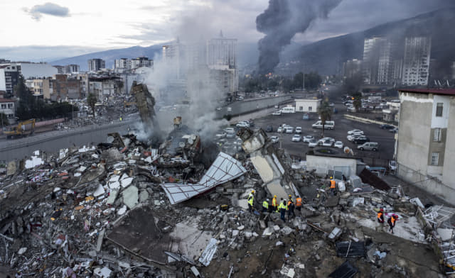 튀르키예 남부 이스켄데룬에서 7일(현지시간) 구조대원들이 강진으로 무너진 빌딩 잔해 속에서 구조활동을 펼치고 있다./연합뉴스/