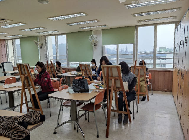 지난해 창원도서관 평생학습프로그램에 참여한 시민들이 유화를 배우고 있다./창원도서관/