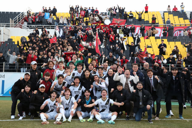 경남FC 선수들이 5일 전남 광양전용구장서 열린 전남드래곤즈와의 경기에서 승리 후 팬들과 함께 기념사진을 찍고 있다./한국프로축구연맹/