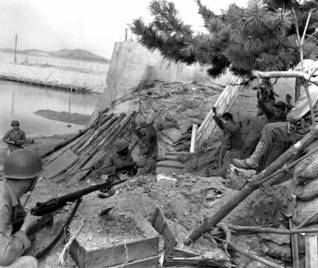인천상륙작전 당시 미군이 인천 월미도 엄폐호에 숨어 있는 북한군을 생포하고 있다.