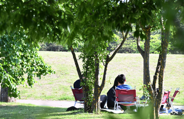 근로자의 날인 1일 오후 창원용지문화공원을 찾은 한 가족이 나무 그늘 아래 앉아 휴식을 즐기고 있다./성승건 기자/