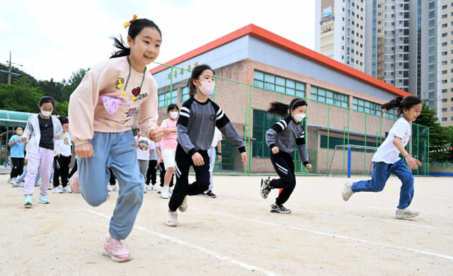 어린이날을 이틀 앞둔 3일 창원시 외동초등학교에서 열린 운동회에서 어린이들이 달리기 경기를 하고 있다./김승권 기자/