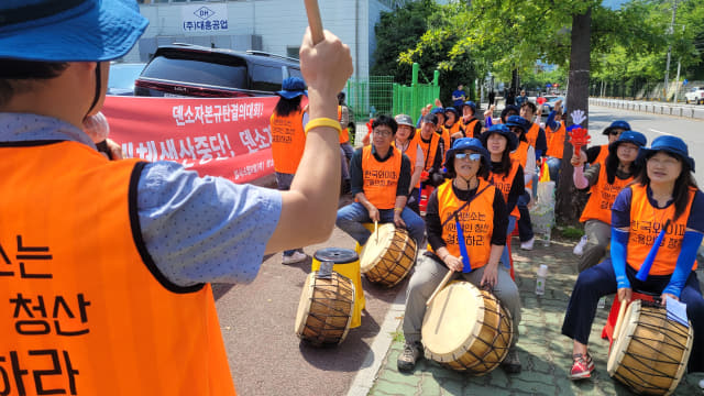 금속노조 한국와이퍼분회가 8일 창원에 위치한 ㈜대흥에서 대체생산 중단을 촉구하는 집회를 하고 있다.