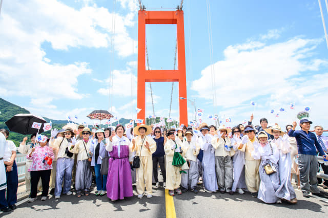 지난 6월 22일 열린 남해대교 개통 50주년 기념식. 군민들이 다리를 걷는 행사를 재현하고 있다./남해군/