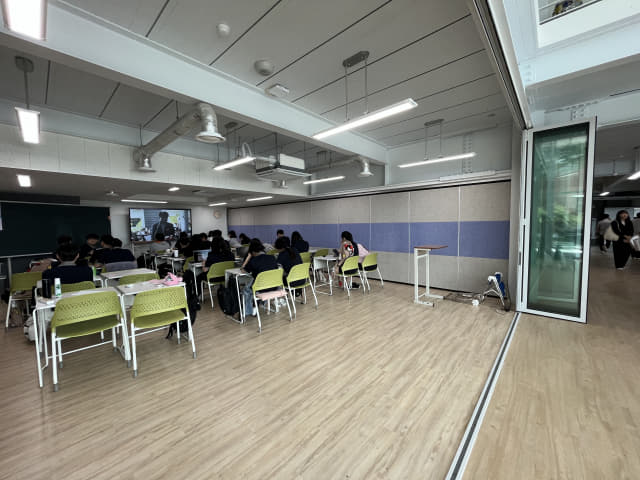 사천 용남고 이동식 임시 벽과 접이식 문을 적용해 만든 가변형 교실.