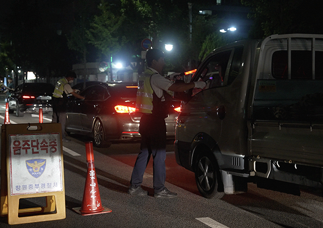 지난달 28일 밤 11시 30분께 상남동에서 경찰이 음주운전 단속을 하고 있다.