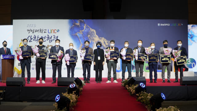 지난 1월 11일 창원컨벤션센터(CECO) 컨벤션홀에서 ‘2023 경남대학교 LINC3.0 산학연협력 FAIR’에서 우수 가족회사상 수상자들이 기념사진을 찍고 있다./경남대/