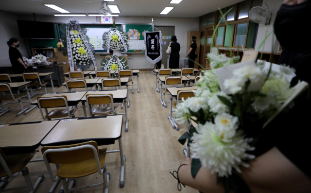 서이초등학교 교사의 49재 추모일인 4일 오후 서울 서이초등학교에서 고인의 지인들이 교실을 둘러보고 있다. 연합뉴스