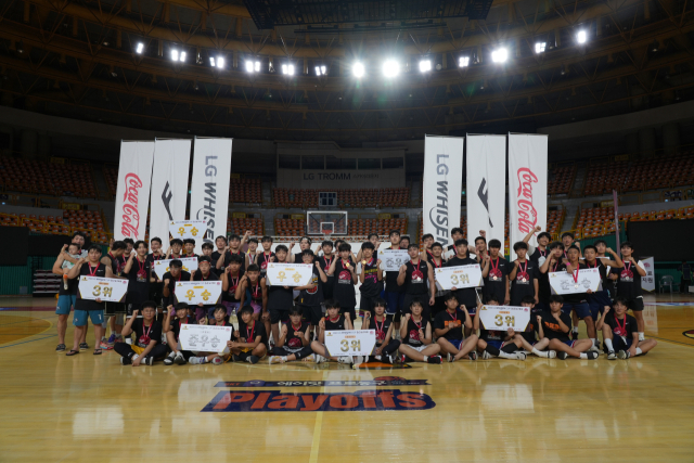 창원 LG 세이커스가 주최한 제21회 LG휘센컵 3X3 농구축제 부문별 우승팀들이 기념사진을 찍고 있다./LG 세이커스/