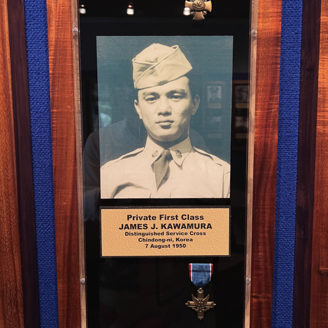 마산방어전투 중 공을 세워 수훈십자장을 받은 제임스 가와무라 일병. 사진은 하와이 미 육군 박물관에 마련된 기념 시설. /박준혁 기자/