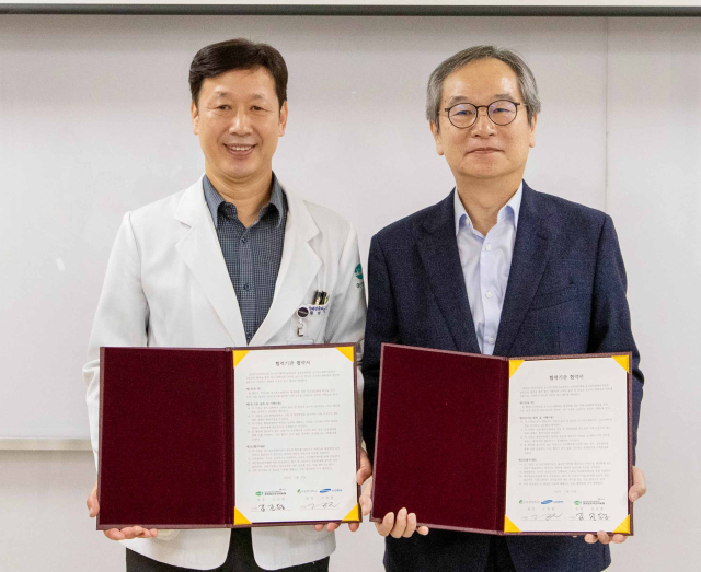 삼성창원병원 고광철(오른쪽) 원장과 마산의료원 김진평 원장이 호스피스 완화의료 협력 협약서를 들어보이고 있다.