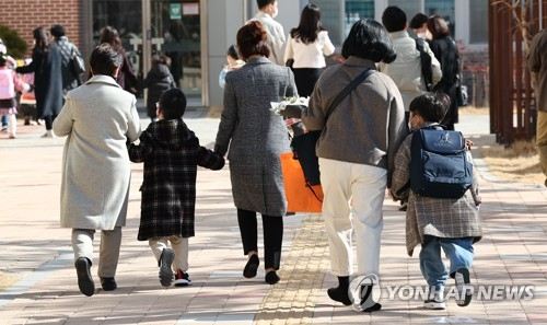 지난 3월 2일 오전 서울의 한 초등학교에서 열린 입학식에서 1학년 학생들이 교실로 향하고 있다. [연합뉴스 자료사진. 재판매 및 DB 금지]