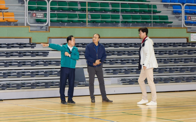 천영기 통영시장(왼쪽)이 한국배구연맹 관계자들에게 통영체육관 시설에 대해 설명하고 있다./통영시/