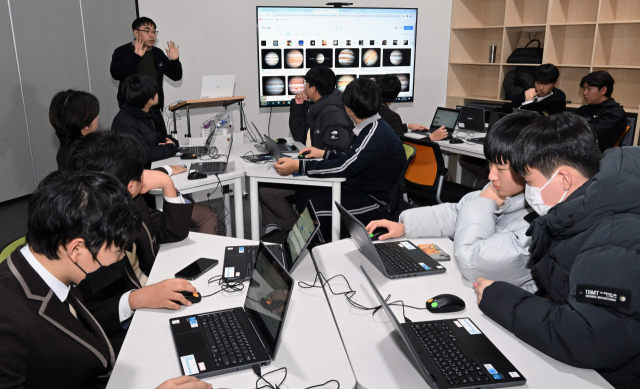 지난 21일 의령에 있는 경남도교육청 미래교육원에서 학생들이 인공지능을 통한 행성 알아보기 체험을 하고 있다.