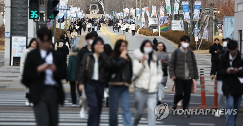 대부분 대학교가 개강을 마친 지난해 3월 3일 서울의 한 대학교 교문 주변이 등교한 학생들로 붐비고 있다. [연합뉴스 자료사진. 재판매 및 DB 금지]