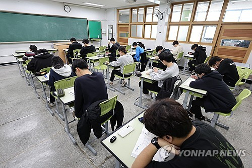 지난해 10월 서울 시내 한 고등학교에서 고3 학생들이 자율 학습하고 있다. [연합뉴스 자료사진. 재판매 및 DB 금지]
