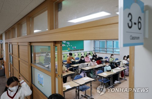 지난해 3월 2일 충북 청주의 한 초등학교에서 학생들이 등교하고 있다. [연합뉴스 자료사진. 재판매 및 DB 금지]