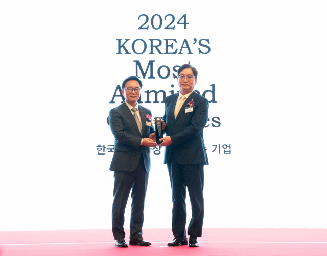 S-OIL 서정규 국내영업본부장(오른쪽)이 지난 27일 열린 ‘2024 한국에서 가장 존경받는 기업’ 시상식에서 한국능률협회컨설팅 한수희 대표와 기념 촬영을 하고 있다./S-OIL/