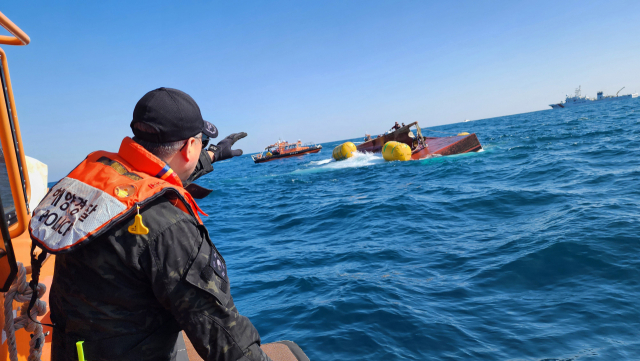 9일 통영해양경찰서 구조대가 통영 욕지도 남방 해상에서 전복된 어선의 실종 선원들을 수색하고 있다./통영해양경찰서/