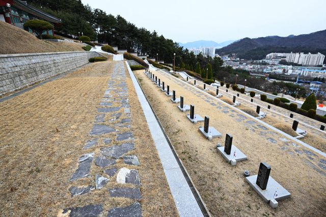 창원시 마산회원구 국립 3·15민주묘지에 추가로 확인된 희생자들을 안치할 묘지가 조상돼 있다./김승권 기자/