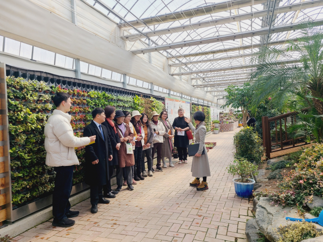 지난 13일 고성군 성내지구 마을정원사 프로그램 교육생들이 농업기술센터가 운영하는 공기정화 식물원을 견학하고 있다./고성군/